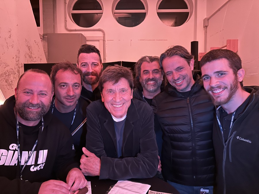Gianni Morandi in una foto di gruppo durante il tour Go Gianni Go! 2023