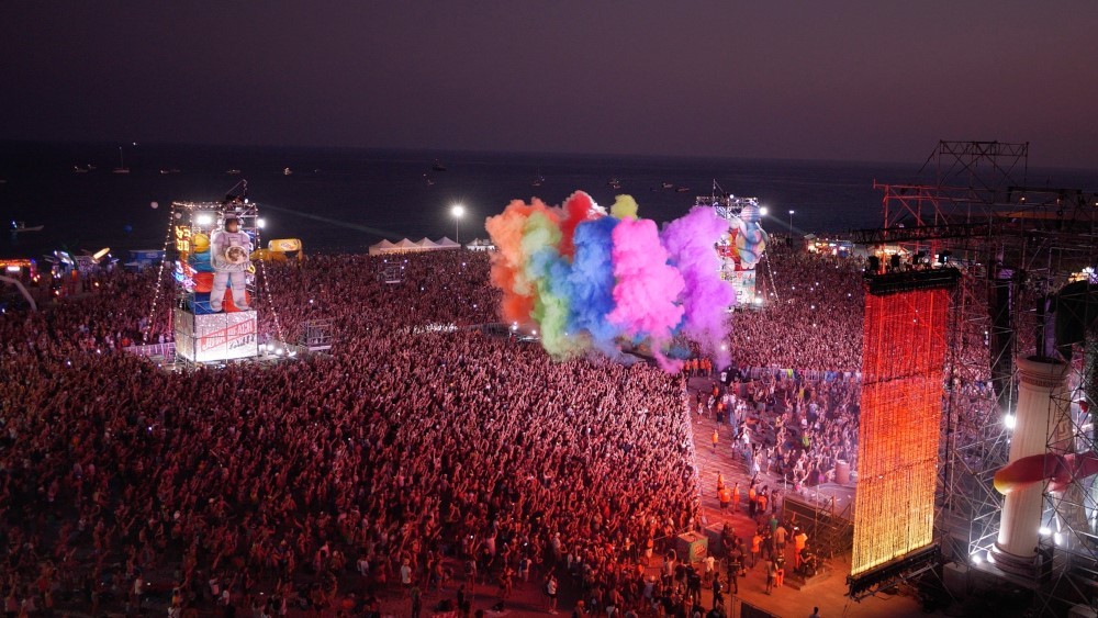 Jova Beach Party a Roccella Ionica, esplosione colori vista drone