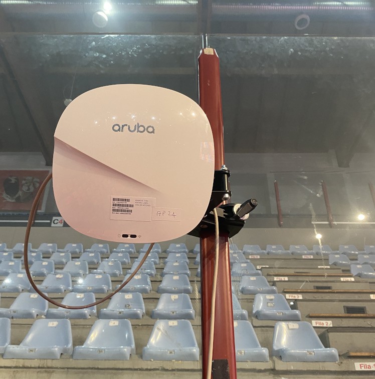 Access point Aruba HPE installato sulle tribune del palazzetto per il tour Go Gianni Go! 2023