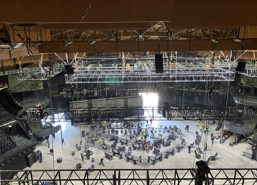Vista dall’alto dell’allestimento del palazzetto per il tour Go Gianni Go! 2023