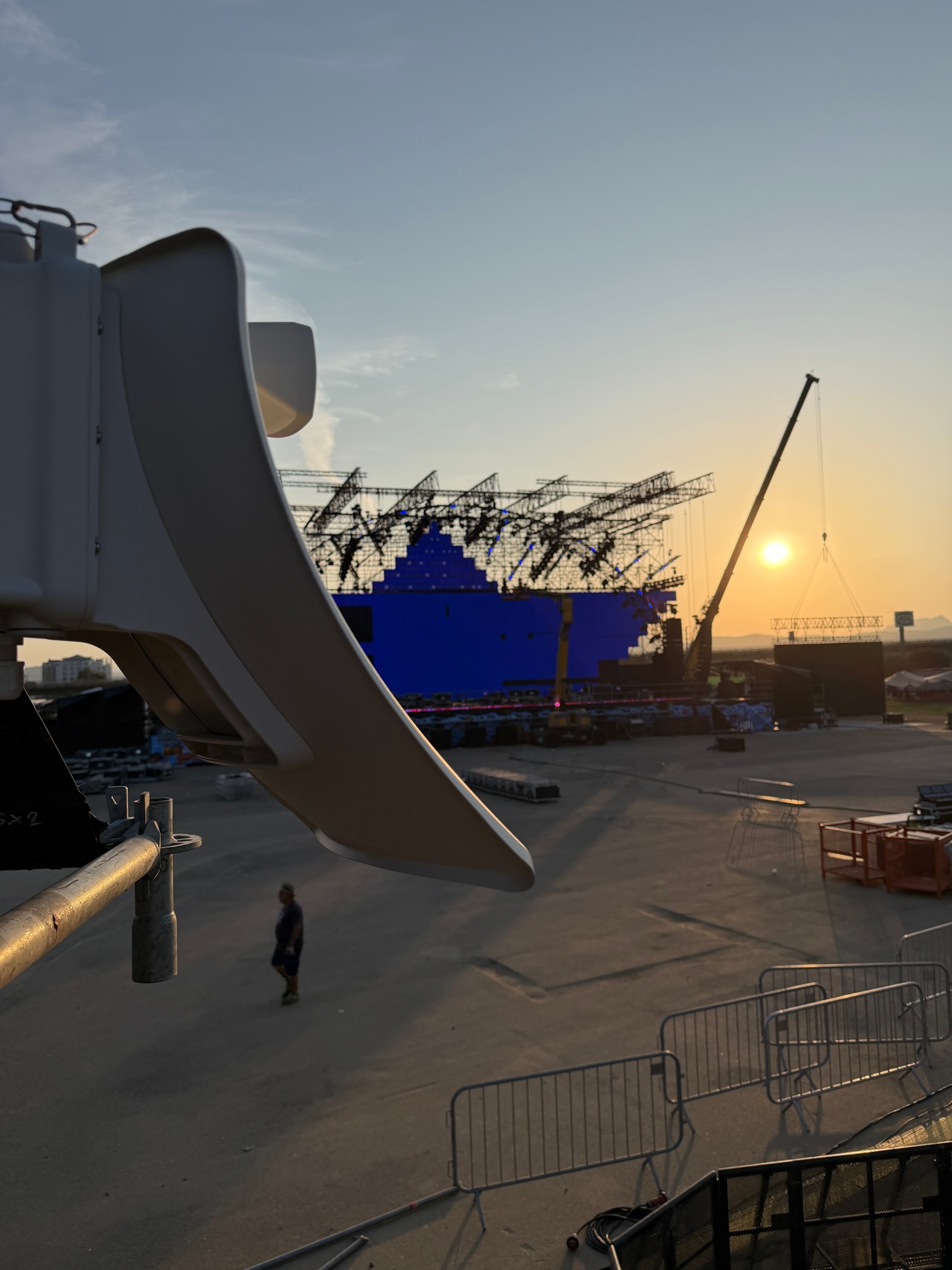 Antenna della rete con il palco del Jova Summer Party 2026 sullo sfondo al tramonto