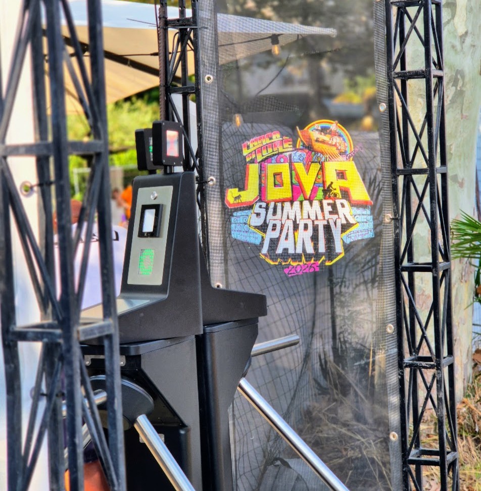 Tornello ACME con lettore di badge e allestimento personalizzato con il logo Jova Summer Party 2026